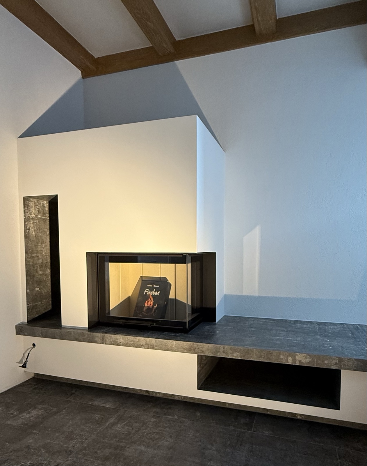 Farbgestaltung im Wohnzimmer mit Kamin