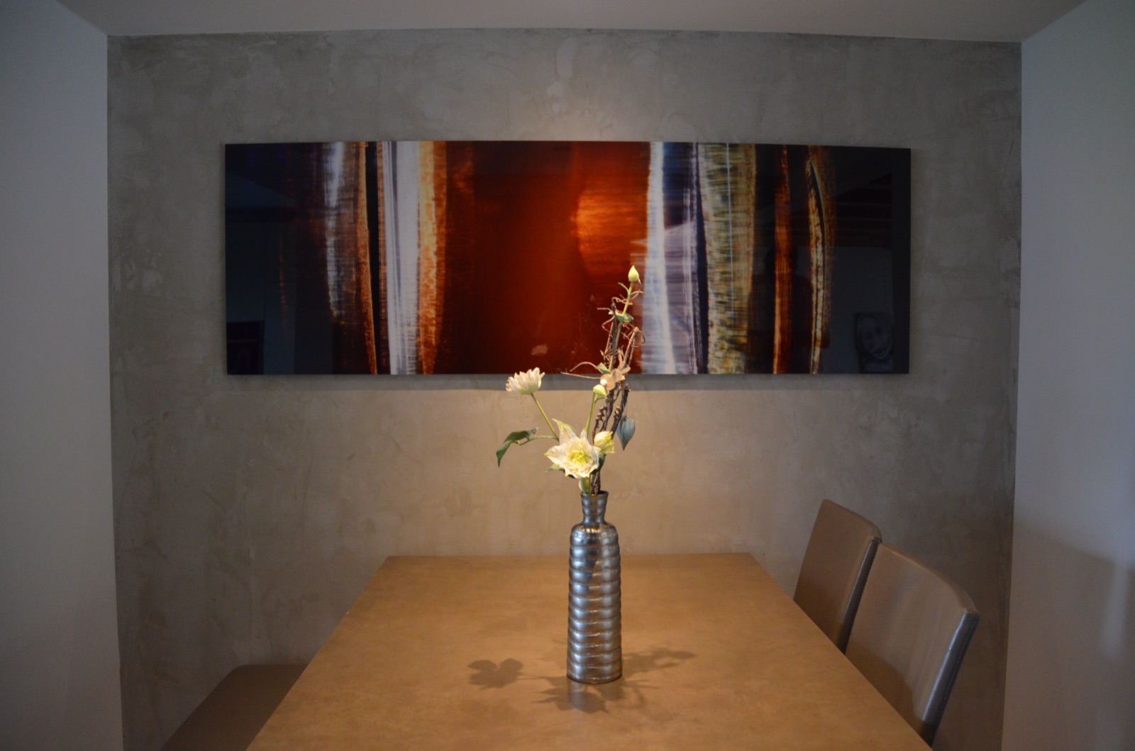 Betonoptik-Wandgestaltung im Esszimmer